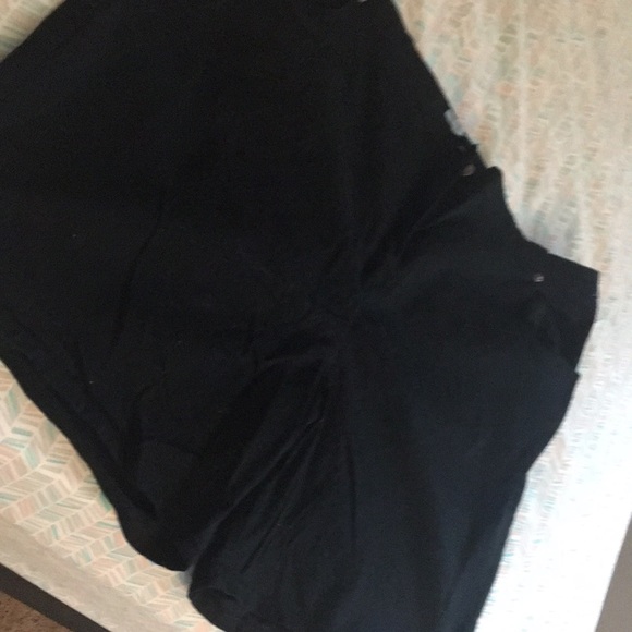 Black elastic top shorts - Picture 2 of 5